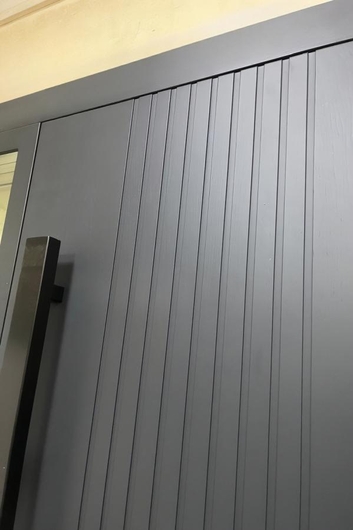 Входная термодверь с остекленной боковой вставкой, бугельной ручкой и серыми панелями МДФ антрацит