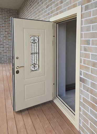 Уличная дверь с ковкой